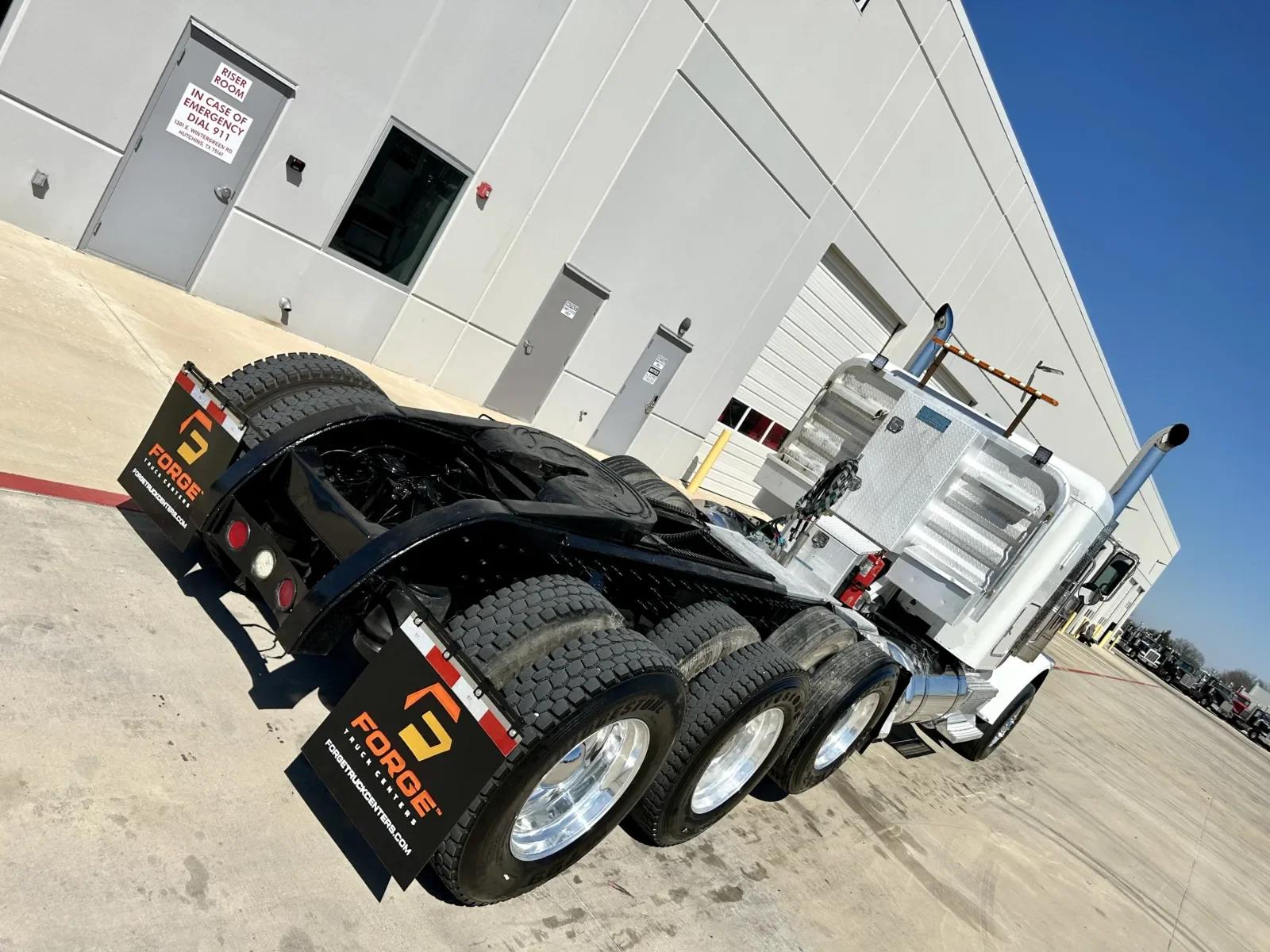 2016 Peterbilt 389 in Hutchins, TX — photo 11