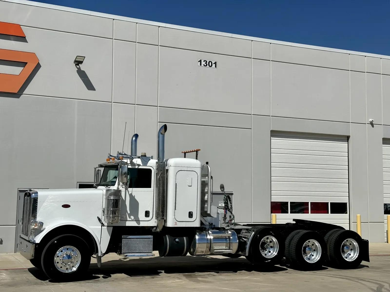 2016 Peterbilt 389 in Hutchins, TX — photo 2