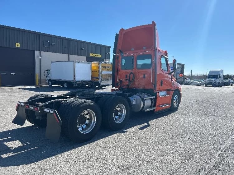 2020 Freightliner Cascadia in Peosta, IA — photo 7