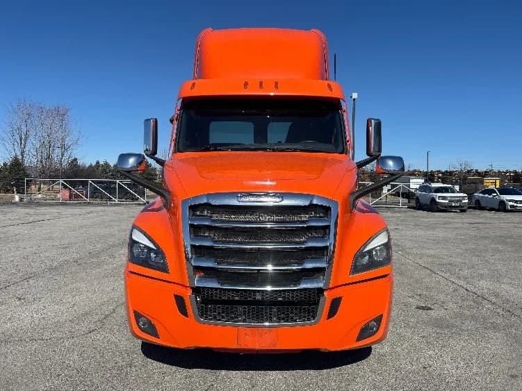 2020 Freightliner Cascadia in Peosta, IA — photo 2