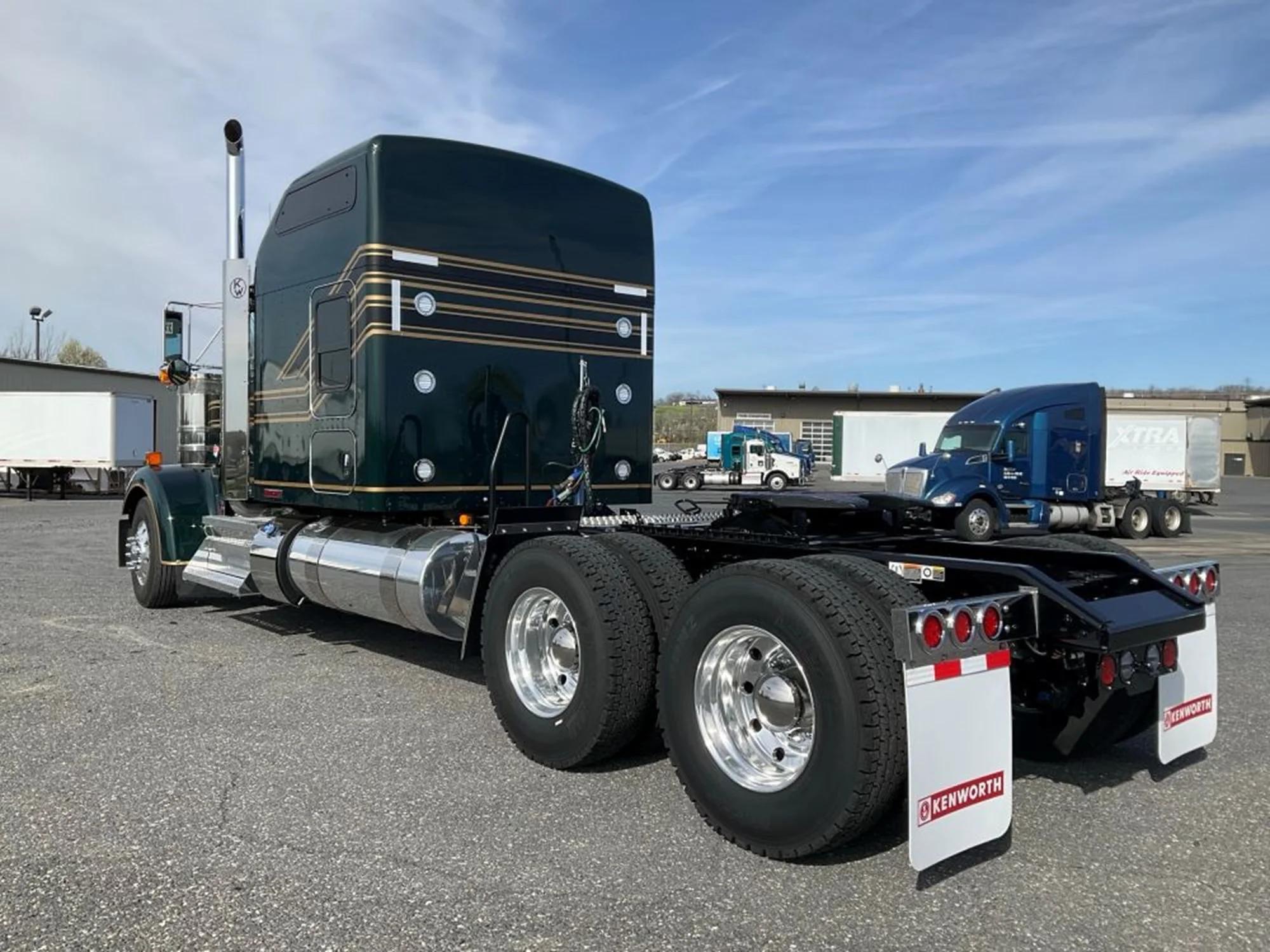 2027 Kenworth W900 in Harrisonburg, VA, VA — photo 4