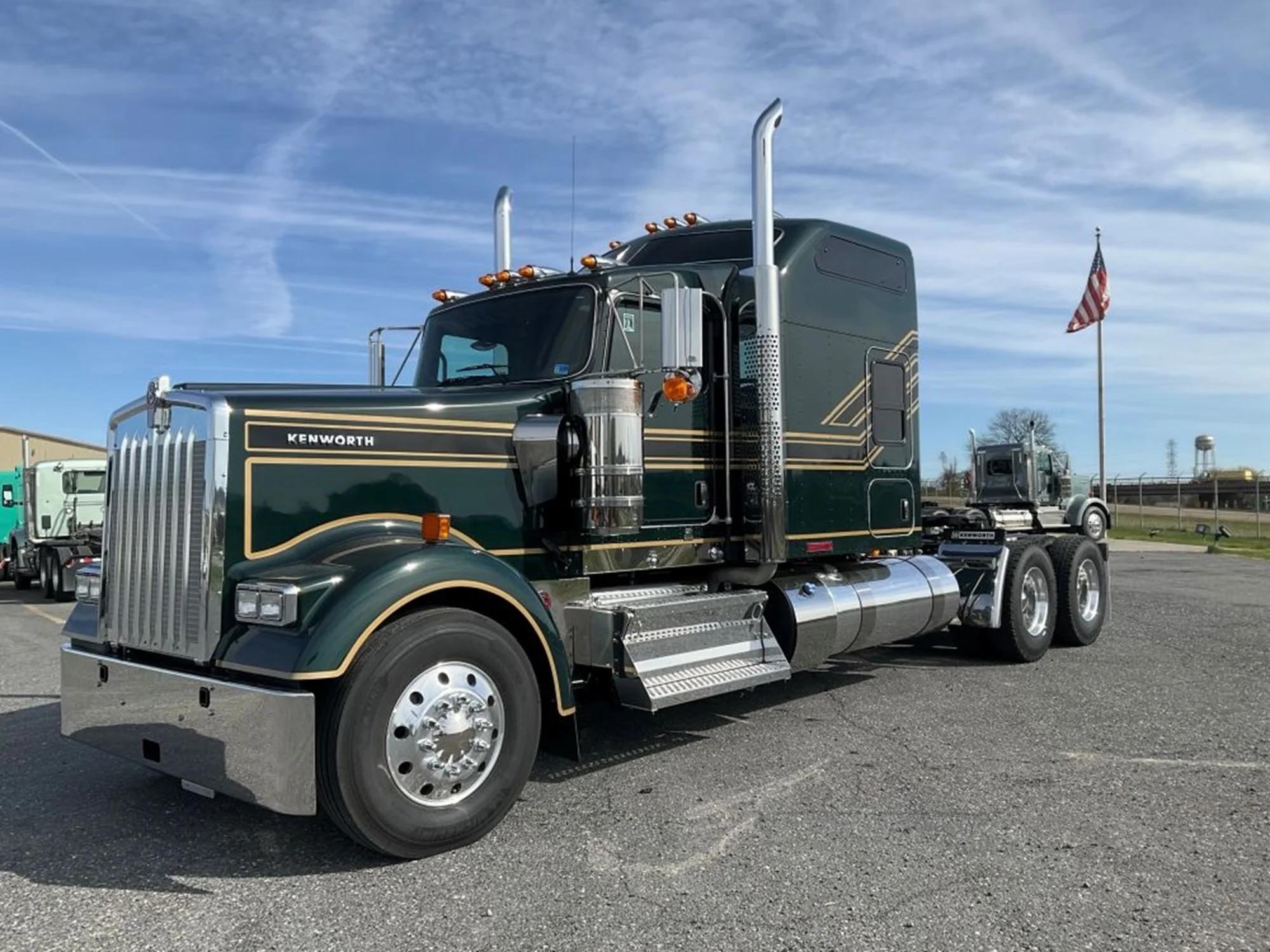 2027 Kenworth W900