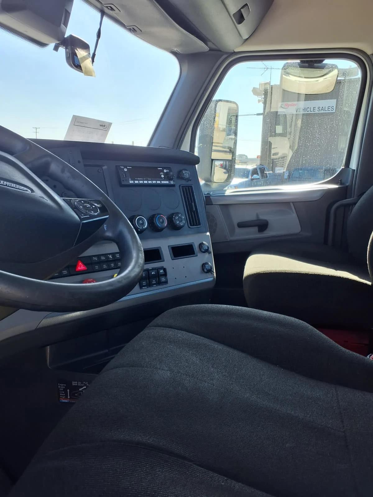 2022 Freightliner Cascadia in Fort Worth, TX — photo 7