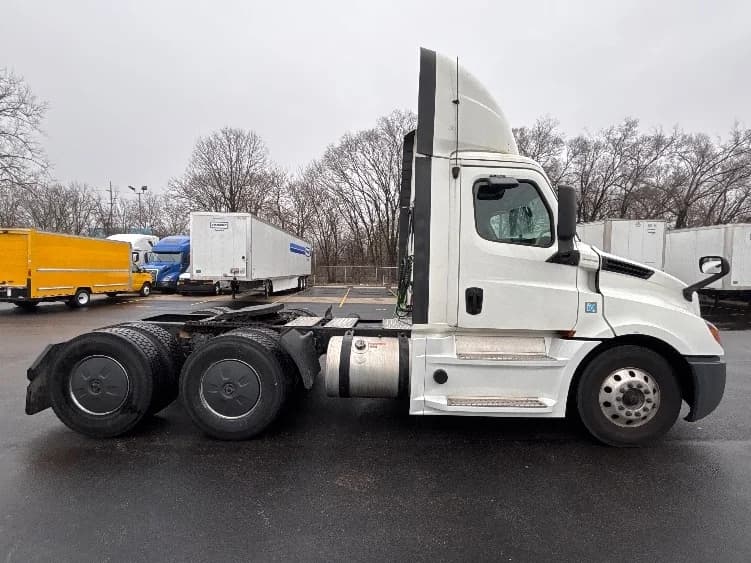 2019 Freightliner Cascadia in Indianapolis, IN — photo 8