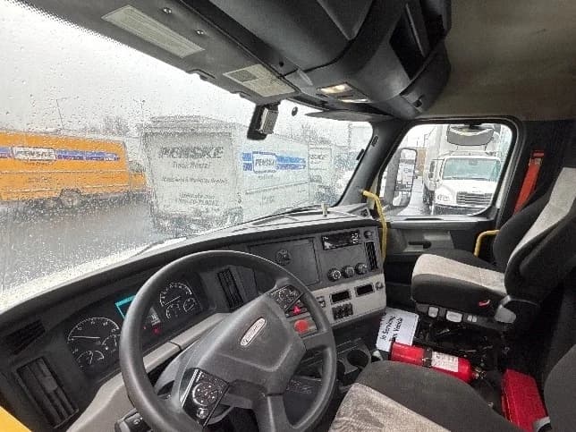 2019 Freightliner Cascadia in Indianapolis, IN — photo 10