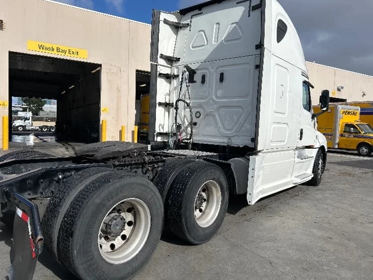 2020 Freightliner Cascadia in Fontana, CA — photo 7