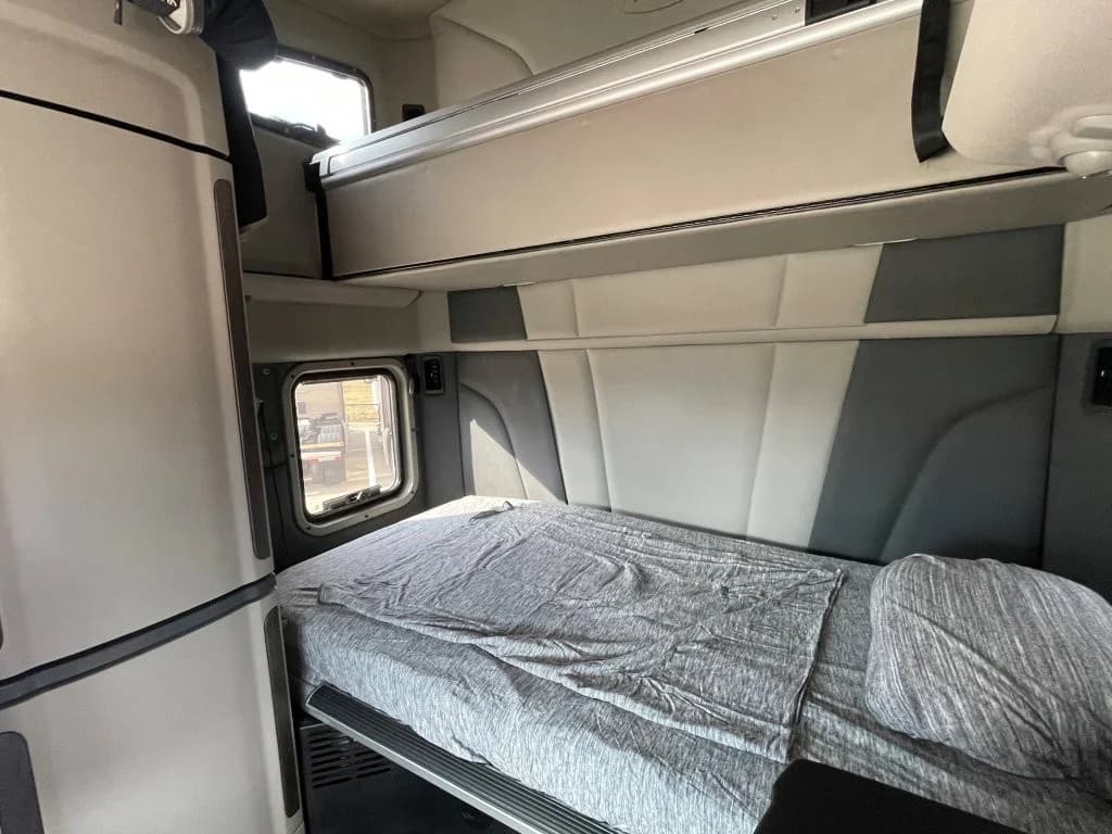 2023 Peterbilt 579 in Cincinnati, OH — photo 13
