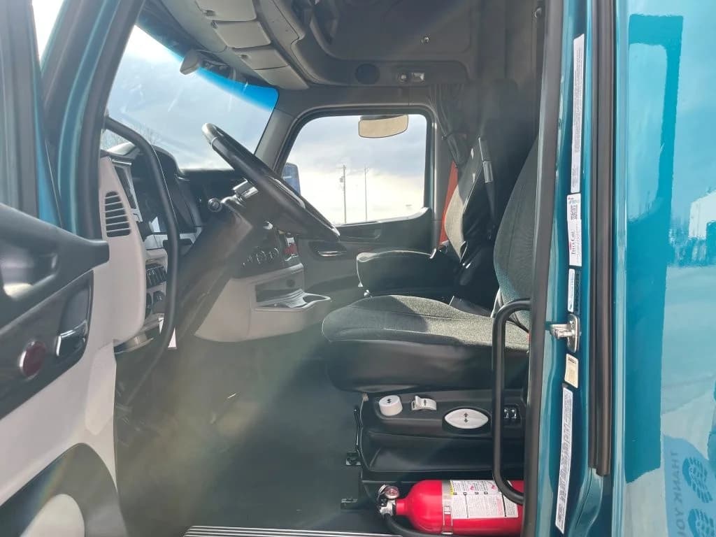 2023 Peterbilt 579 in Cincinnati, OH — photo 10