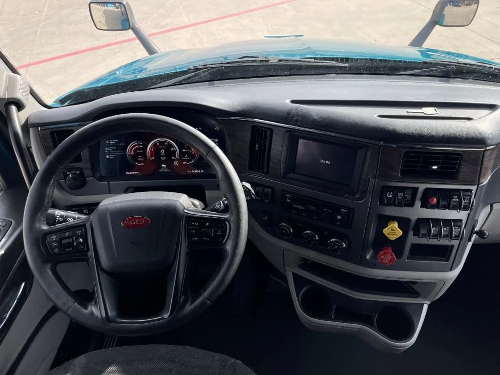 2023 Peterbilt 579 in Cincinnati, OH — photo 12