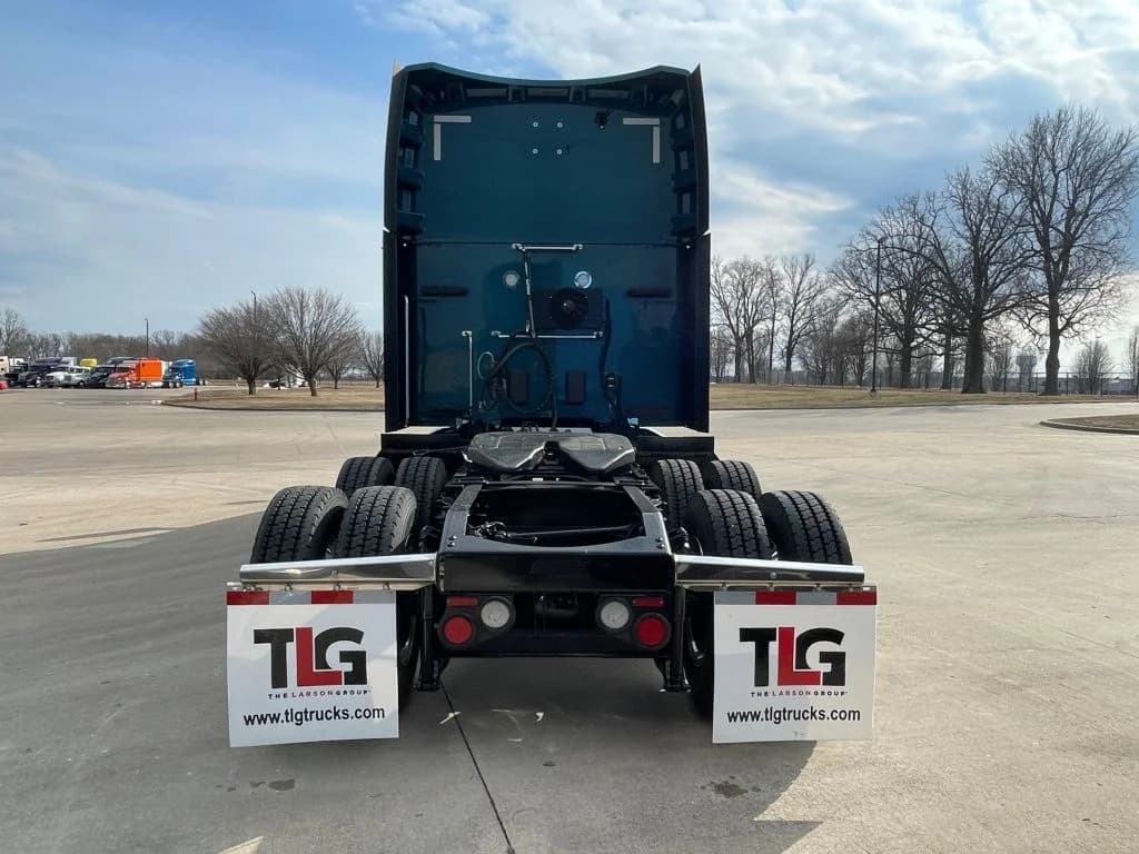 2023 Peterbilt 579 in Cincinnati, OH — photo 4