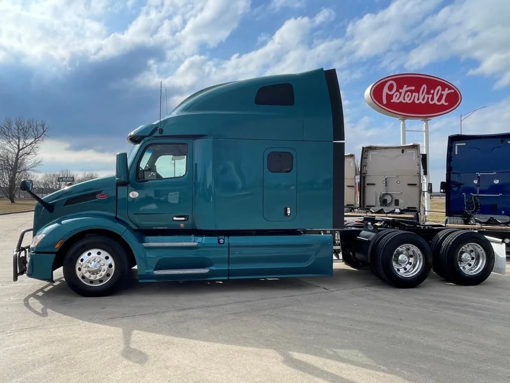 2023 Peterbilt 579 in Cincinnati, OH — photo 2