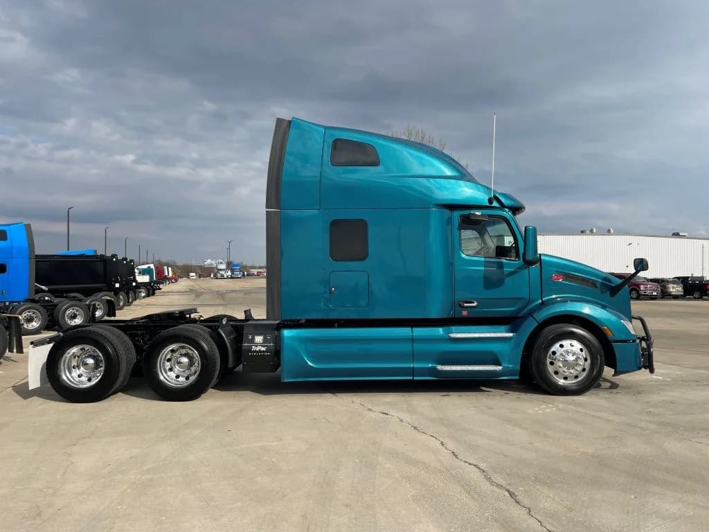 2023 Peterbilt 579 in Cincinnati, OH — photo 6