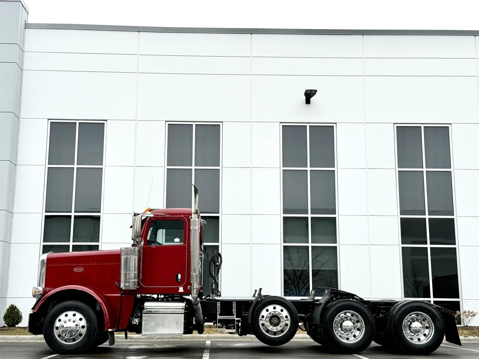 2017 Peterbilt 389 in New Lenox, IL — photo 4