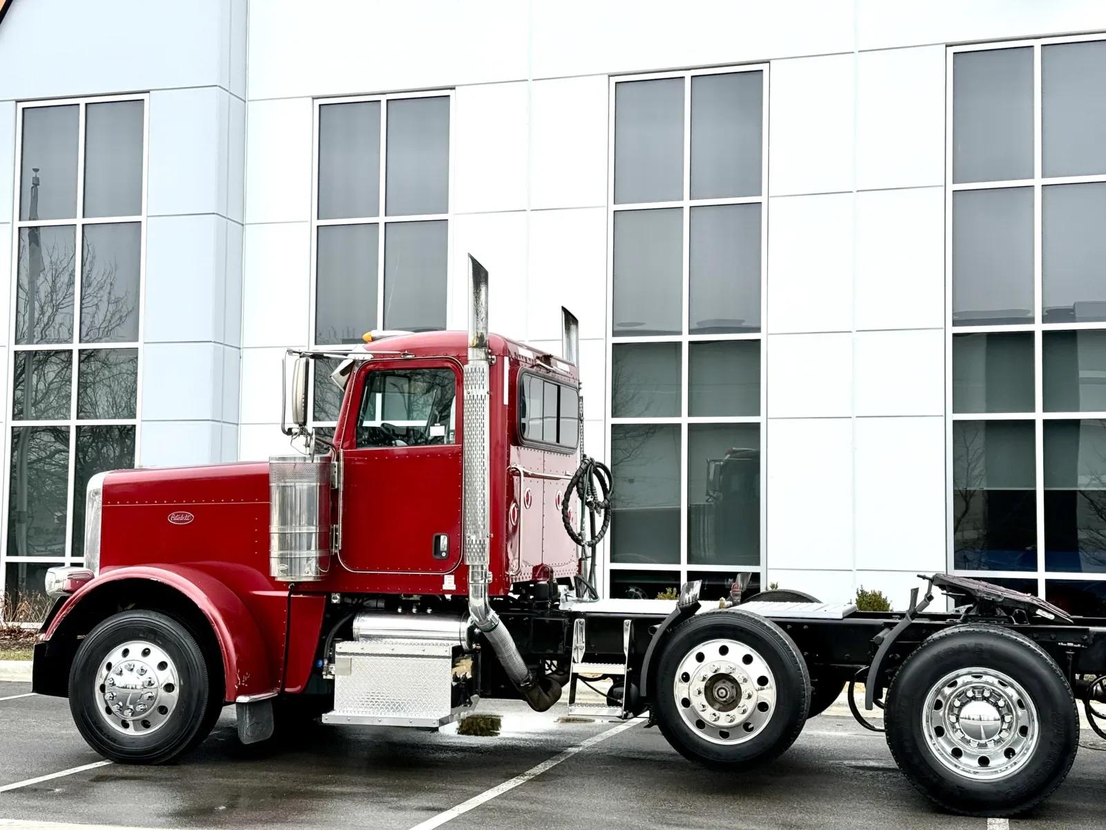 2017 Peterbilt 389 in New Lenox, IL — photo 8
