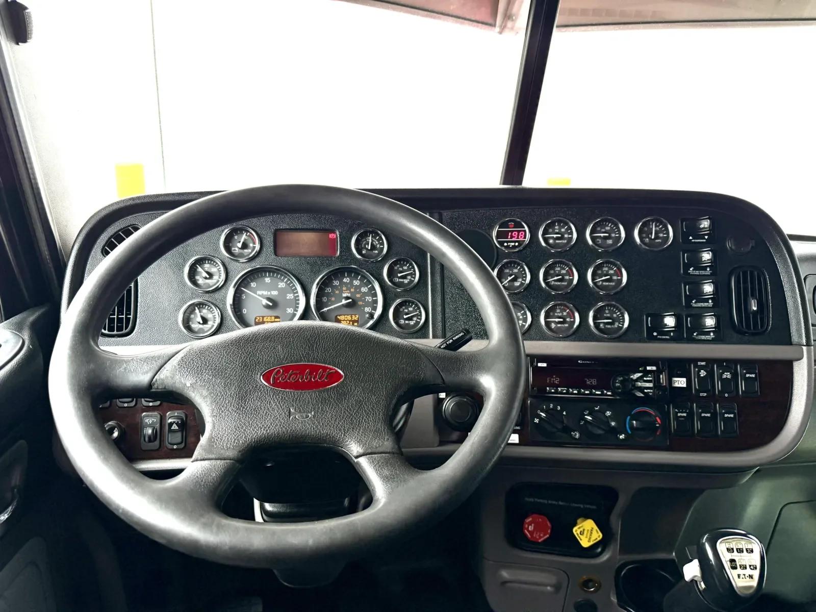 2017 Peterbilt 389 in New Lenox, IL — photo 16