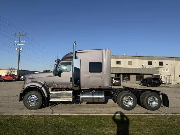2027 International HX — photo 3