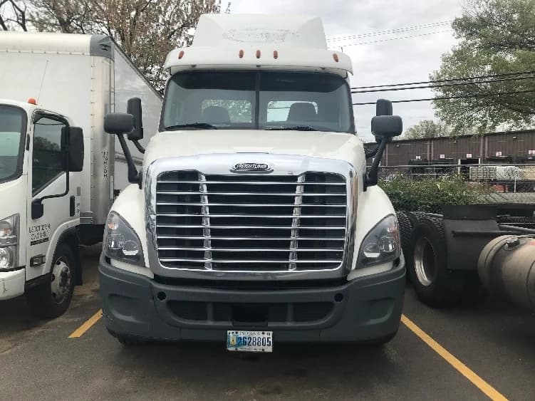 2018 Freightliner Cascadia in Baltimore, MD — photo 2