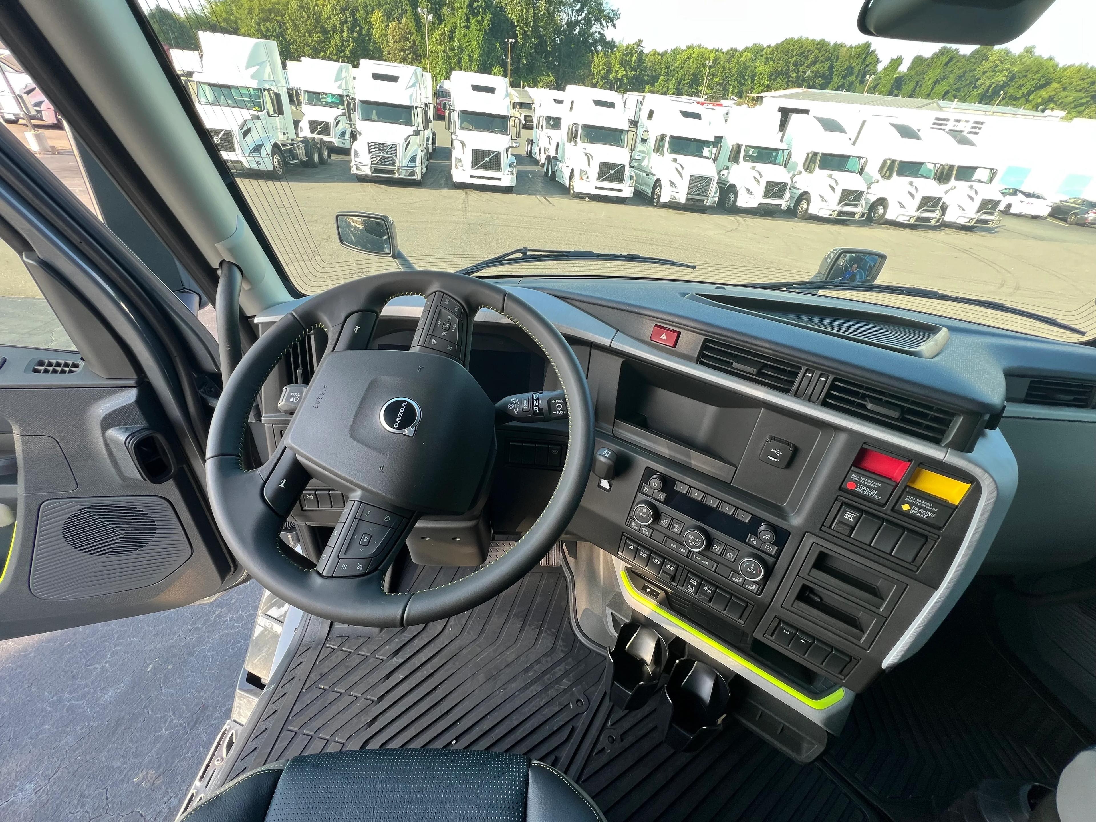 2026 Volvo VNL 860 in GREENSBORO, NC — photo 10