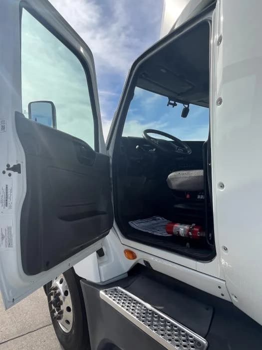 2021 International LT in Kansas City, MO — photo 11