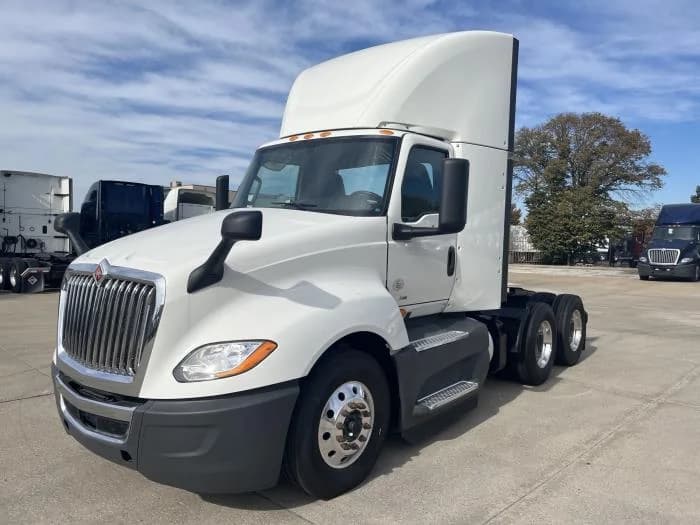 2021 International LT in Kansas City, MO — photo 2
