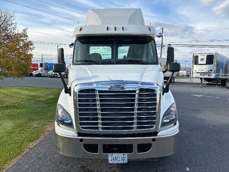2017 Freightliner Cascadia in Harrisburg, PA — photo 2