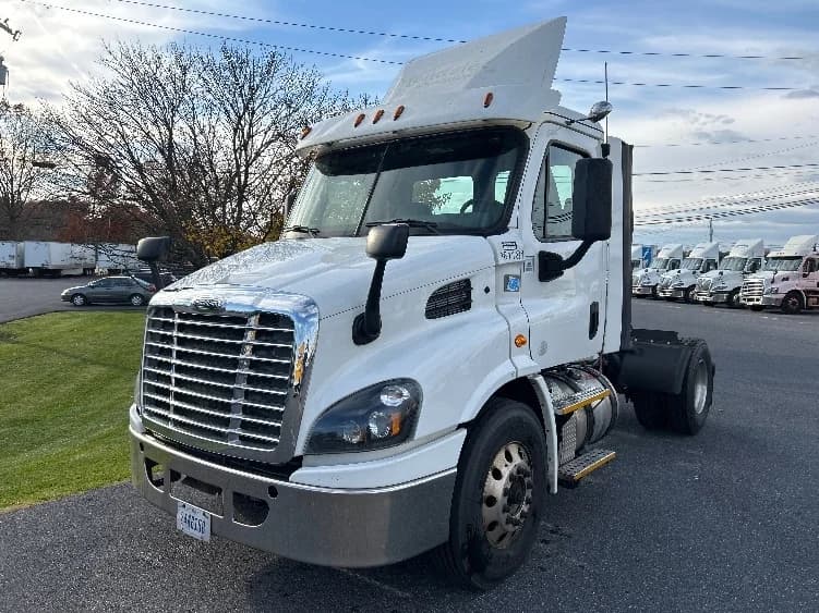 2017 Freightliner Cascadia in Harrisburg, PA — photo 3