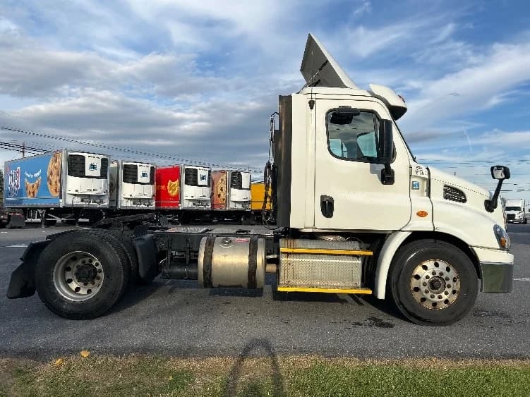 2017 Freightliner Cascadia in Harrisburg, PA — photo 8