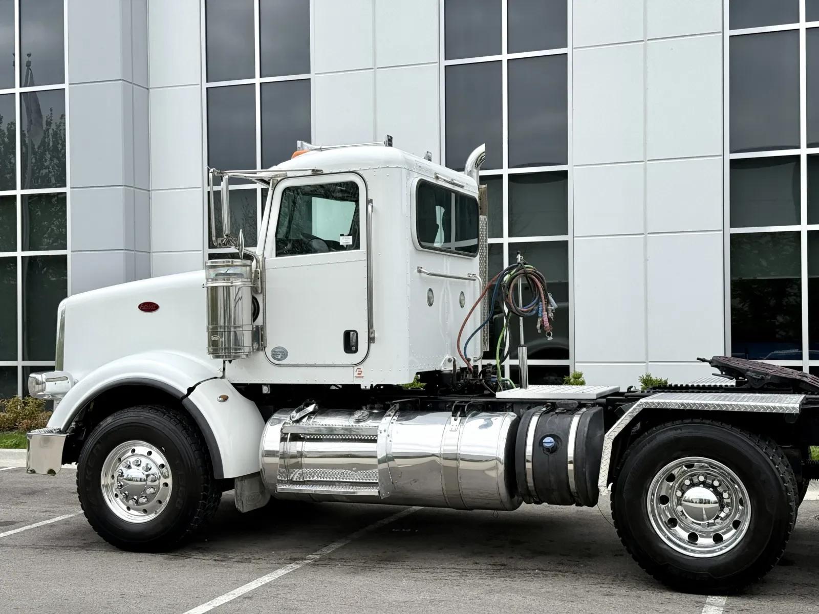 2015 Peterbilt 367 in New Lenox, IL — photo 8