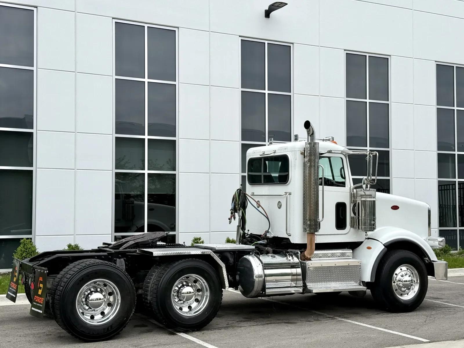 2015 Peterbilt 367 in New Lenox, IL — photo 5