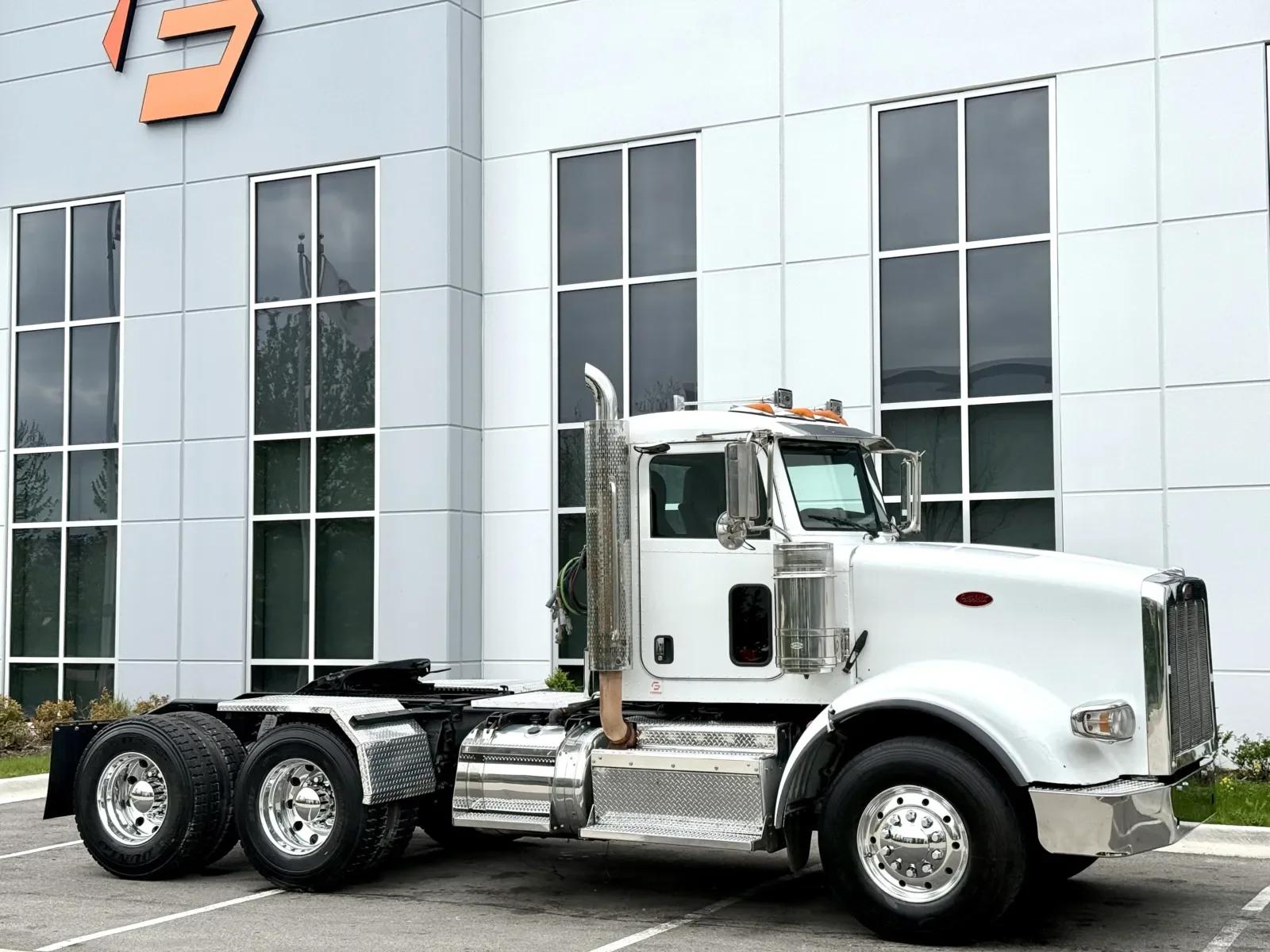 2015 Peterbilt 367 in New Lenox, IL — photo 2