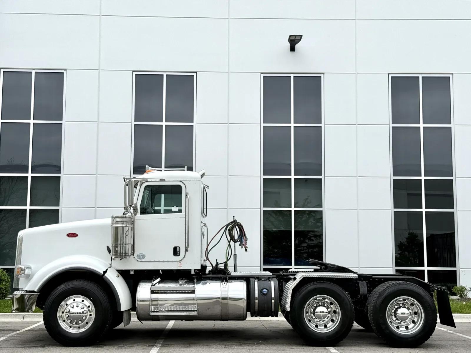 2015 Peterbilt 367 in New Lenox, IL — photo 4