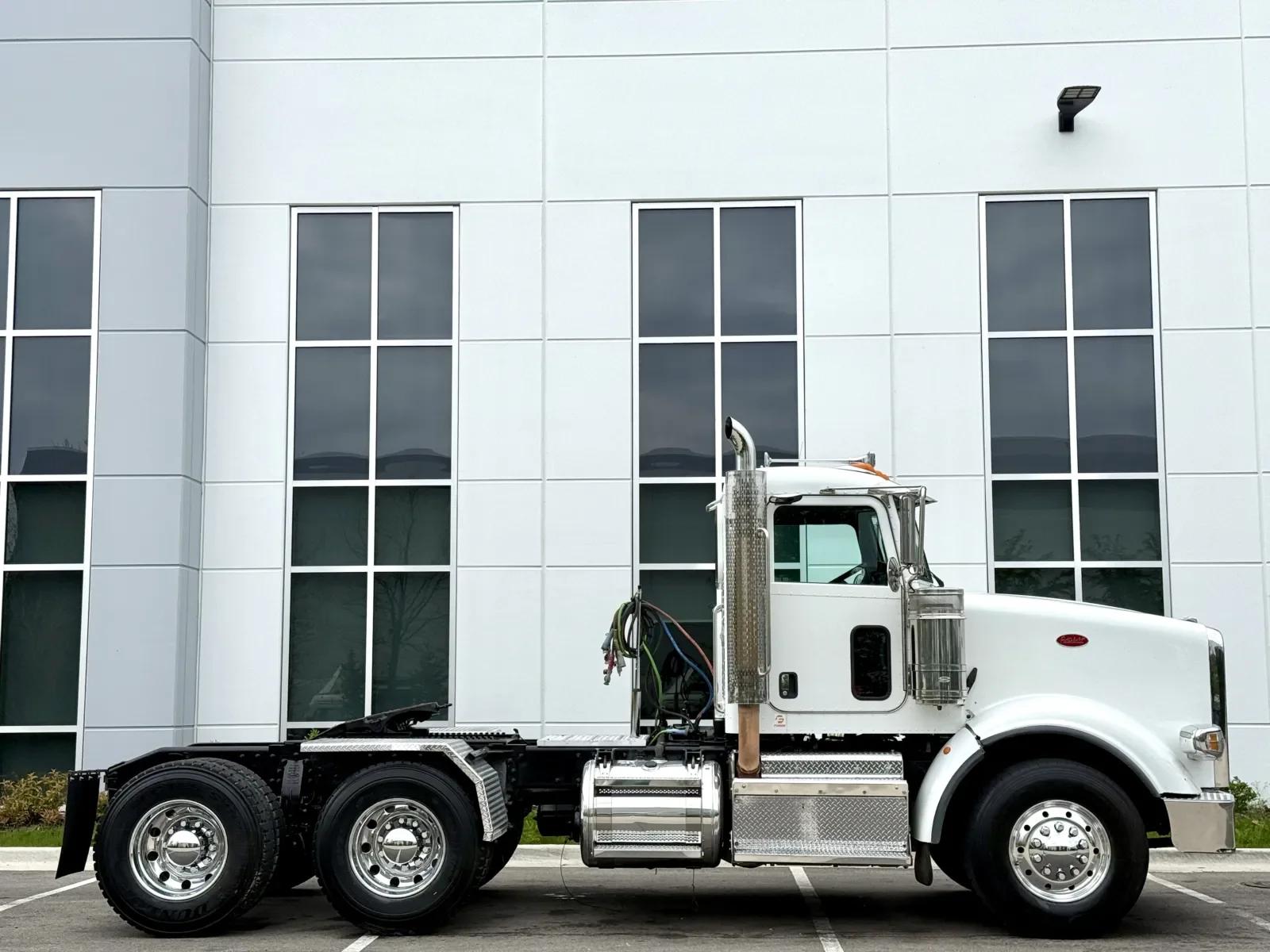 2015 Peterbilt 367 in New Lenox, IL — photo 3