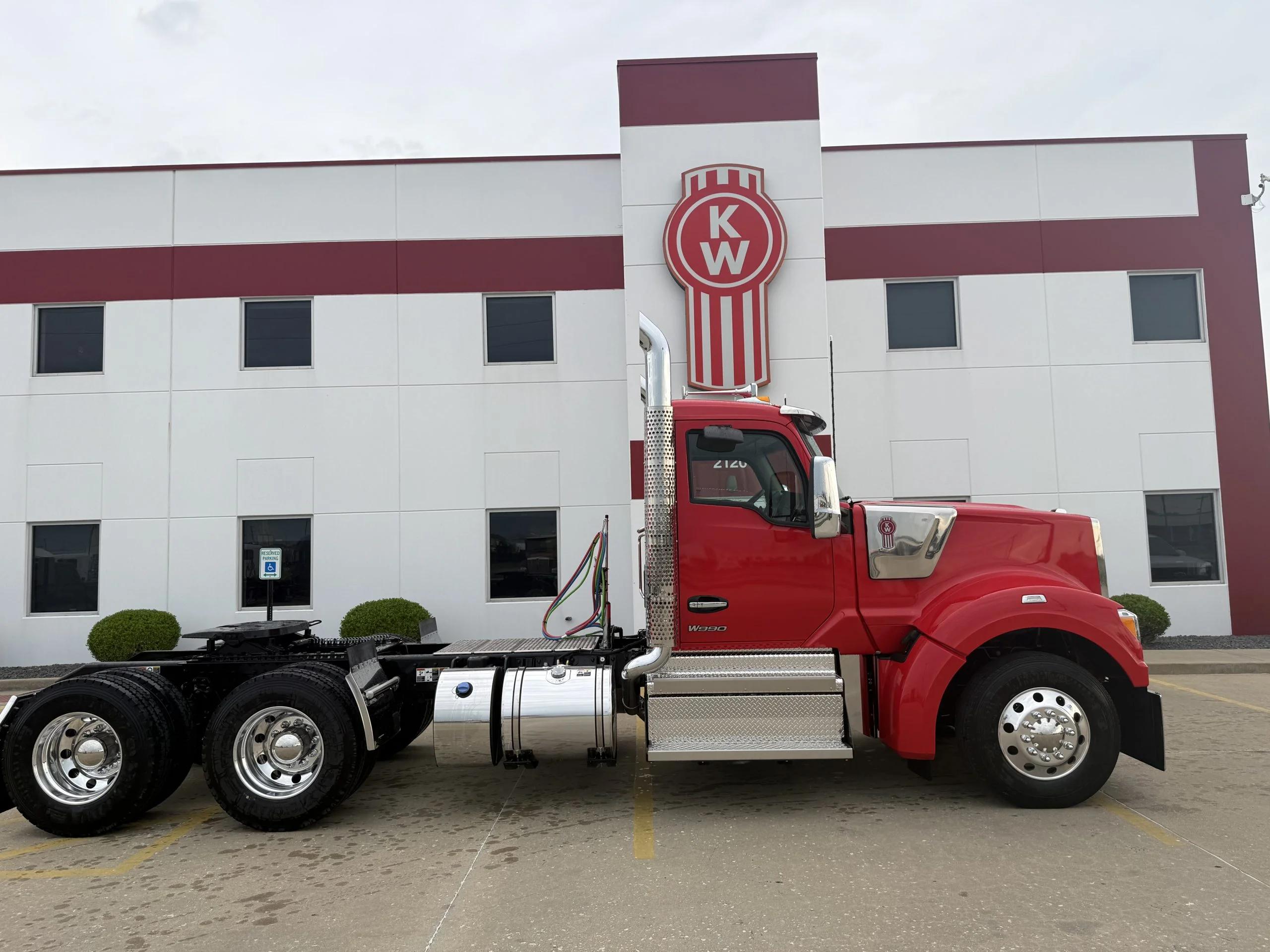 2027 Kenworth W990 in Troy, IL — photo 4