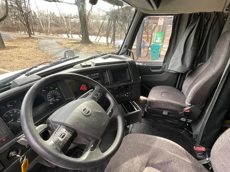 2022 Volvo VNL 760 in Reading, PA — photo 10