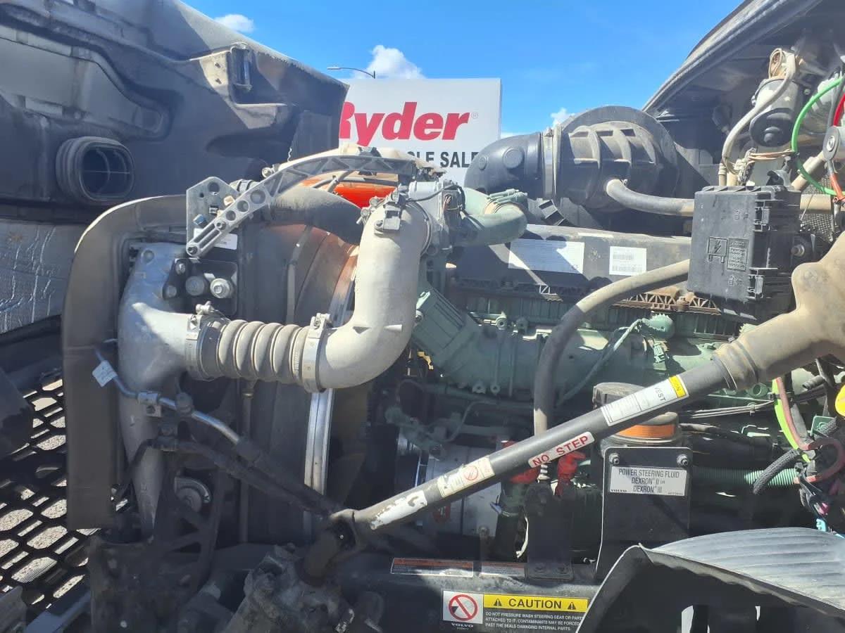2020 Volvo VNR 640 in Phoenix, AZ — photo 9