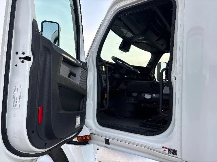 2022 Freightliner Cascadia in Meridian, MS — photo 9