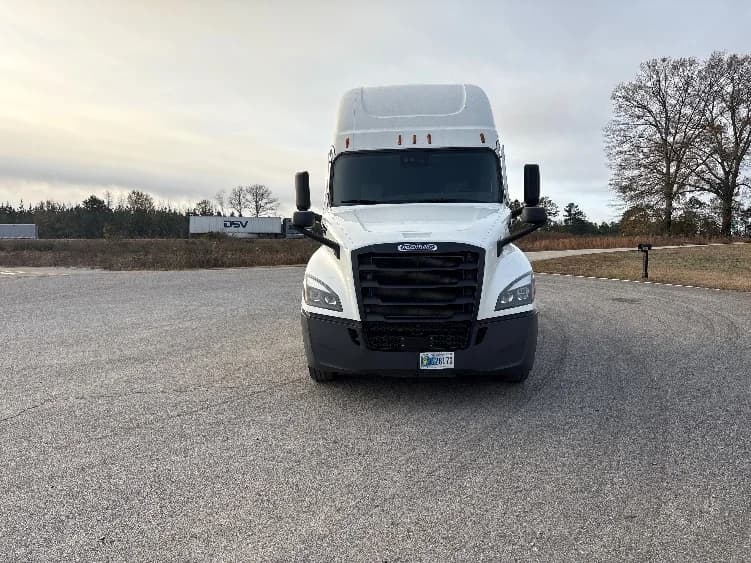 2022 Freightliner Cascadia in Meridian, MS — photo 2