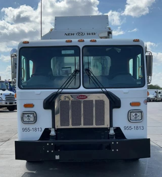 2025 Peterbilt 520 — photo 4