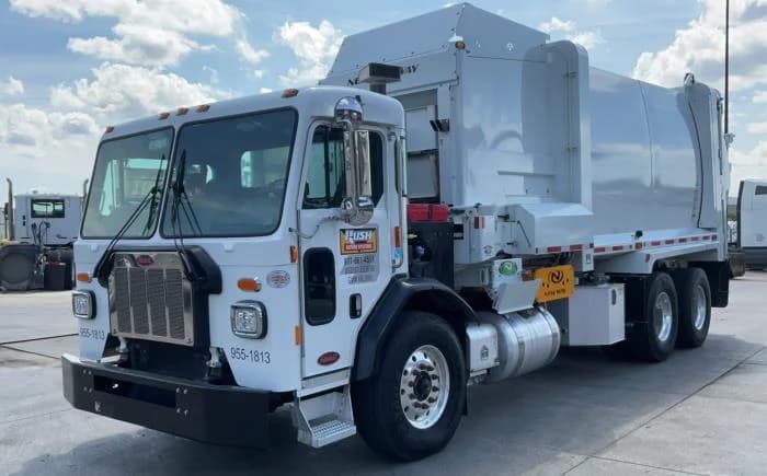 2025 Peterbilt 520 — photo 2