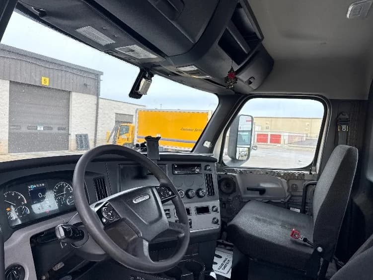 2020 Freightliner Cascadia in Allen Park, MI — photo 10
