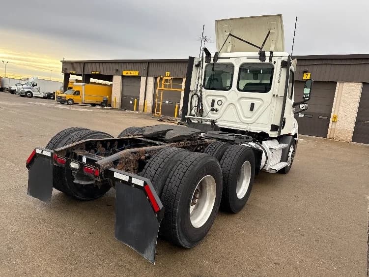 2020 Freightliner Cascadia in Allen Park, MI — photo 7