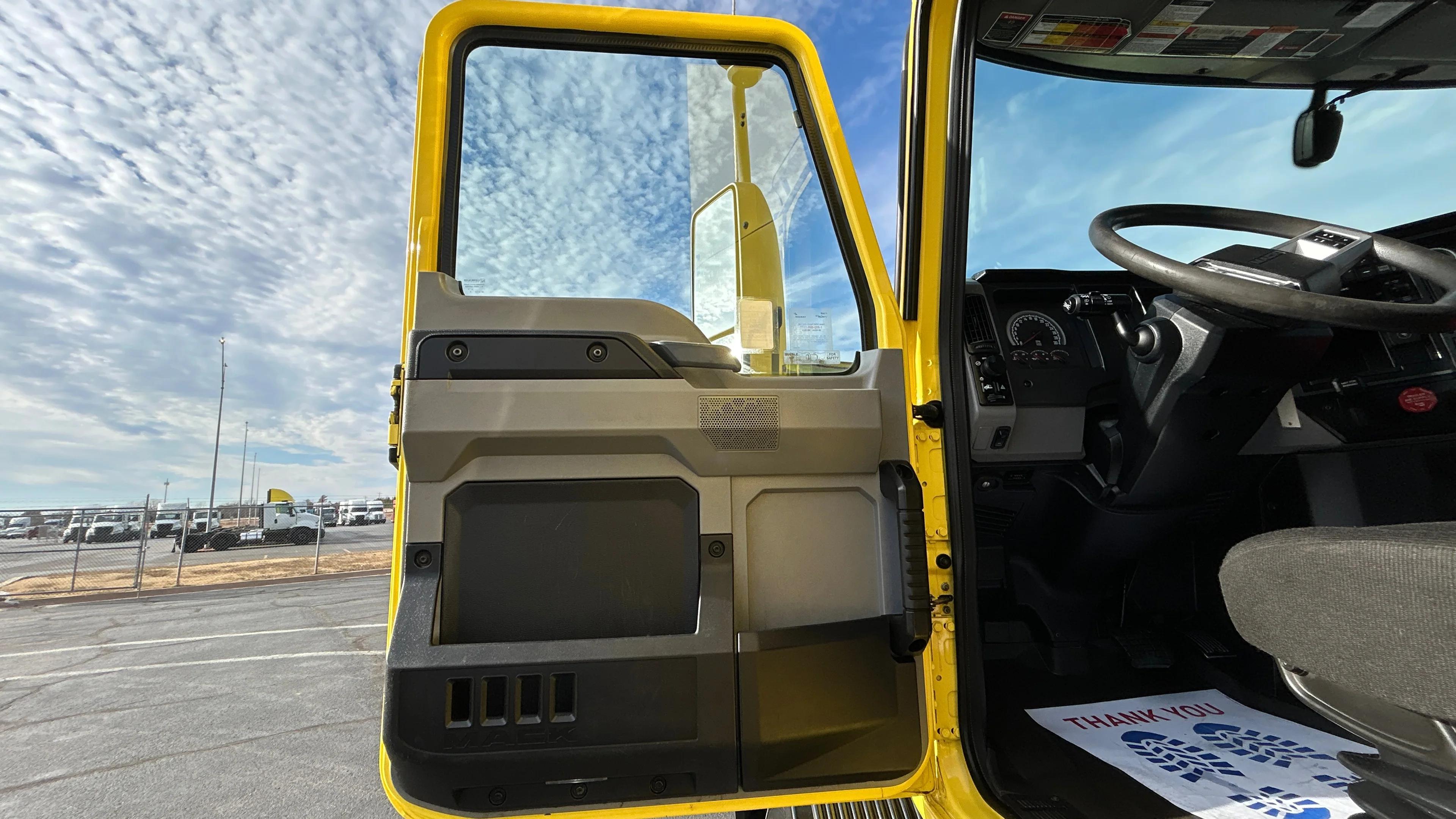 2023 Freightliner Cascadia in Kansas City, MO — photo 9