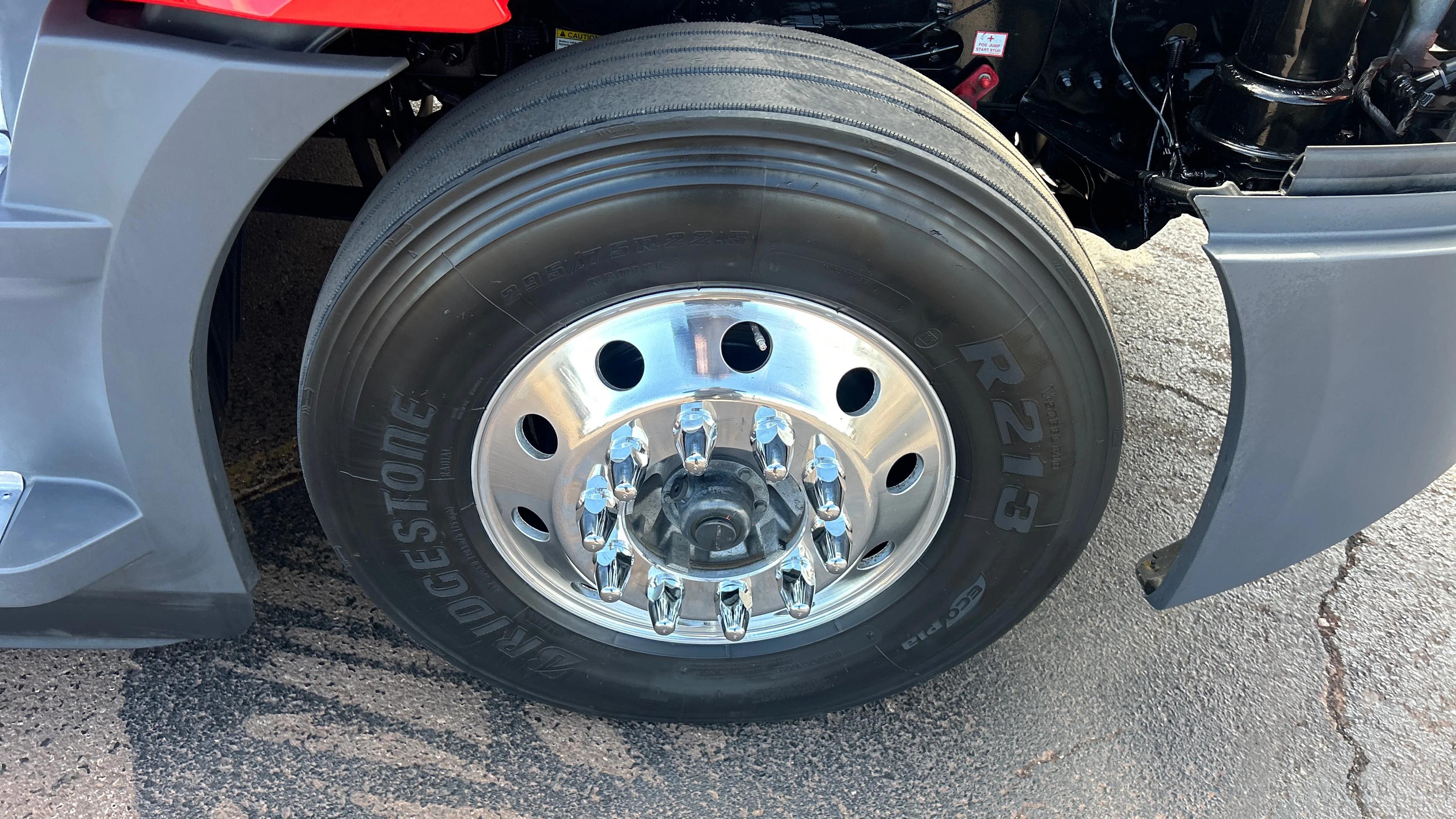 2023 Freightliner Cascadia in Kansas City, MO — photo 16