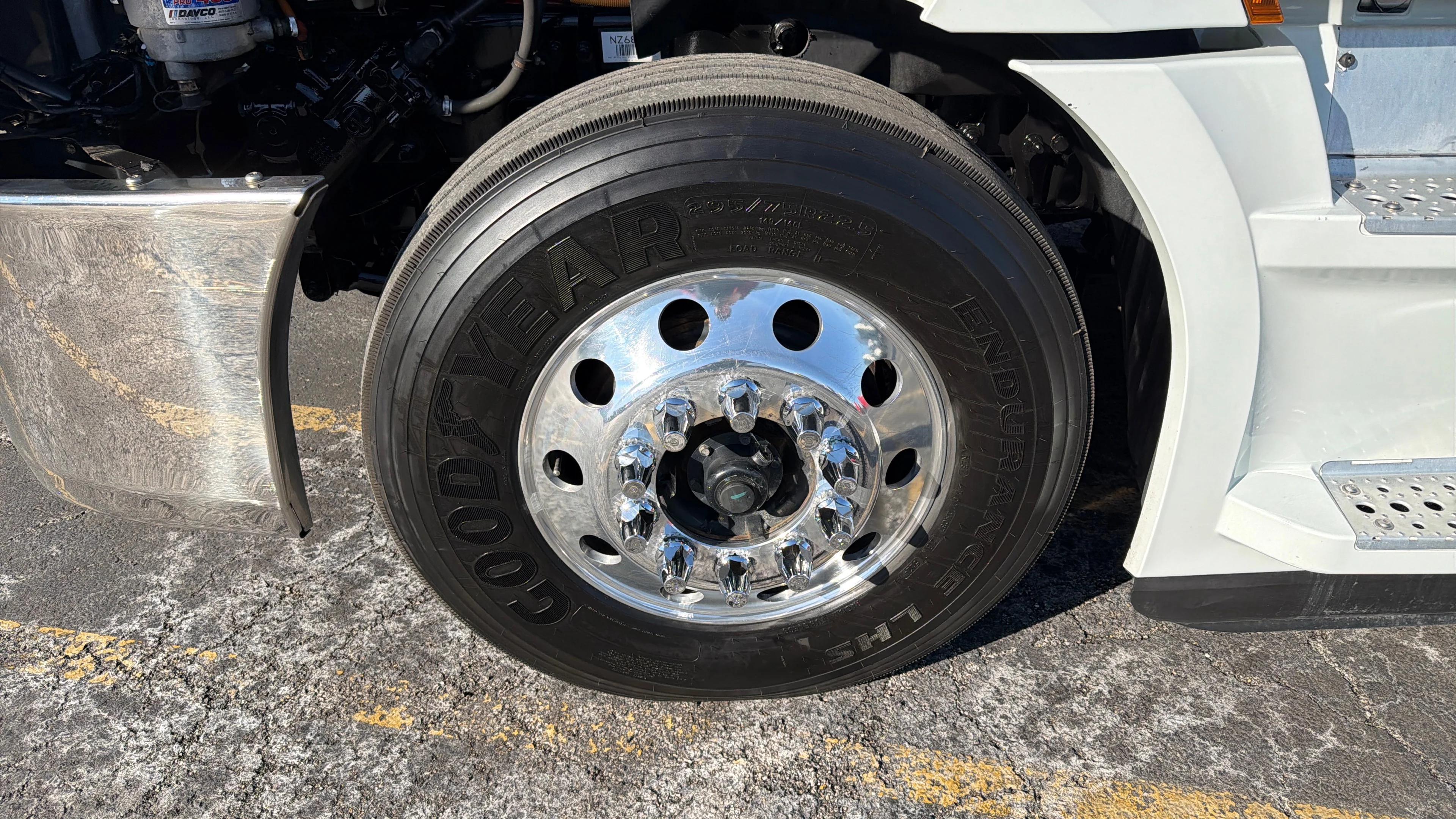 2023 Freightliner Cascadia in Kansas City, MO — photo 35