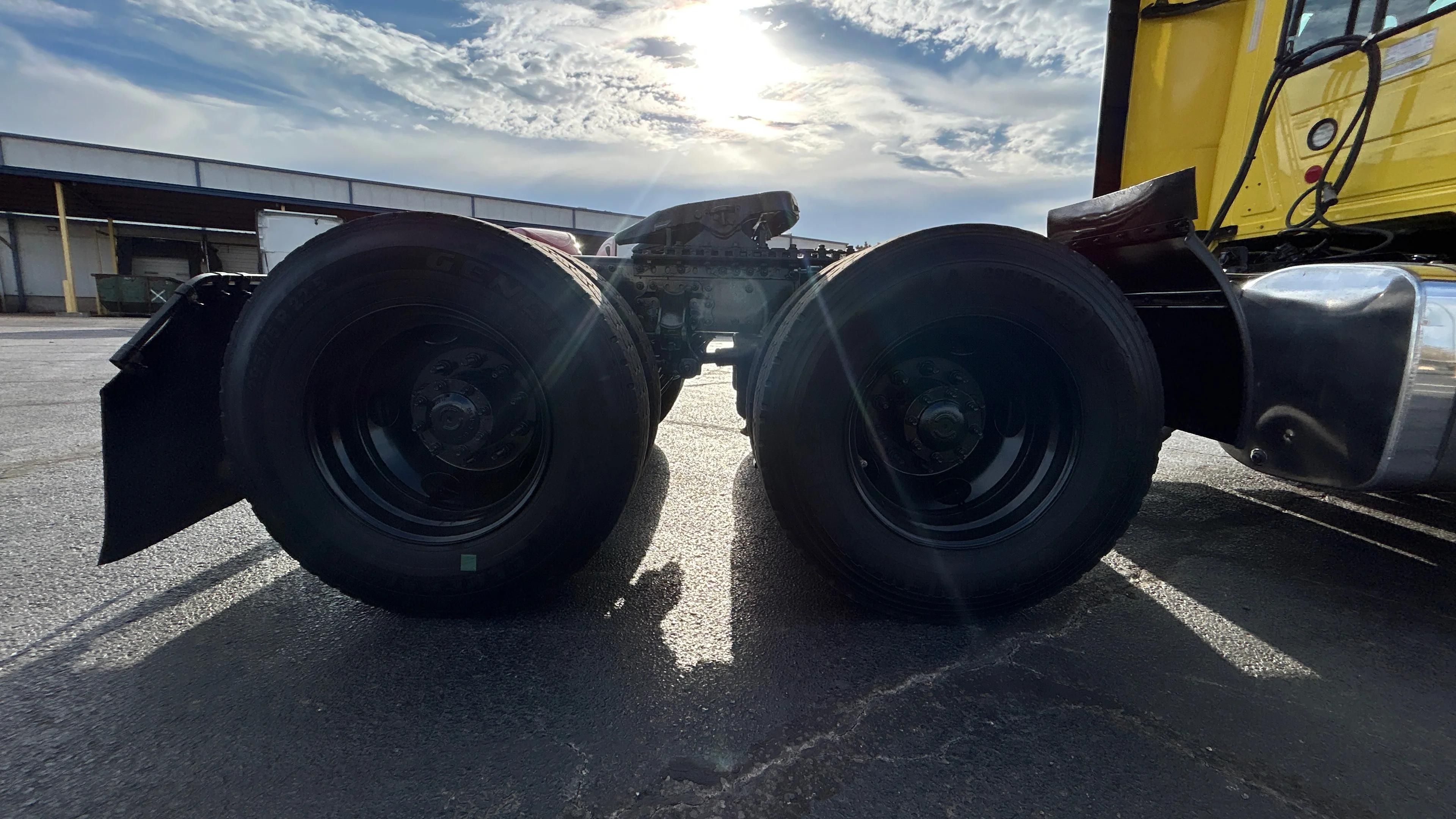 2023 Freightliner Cascadia in Kansas City, MO — photo 7