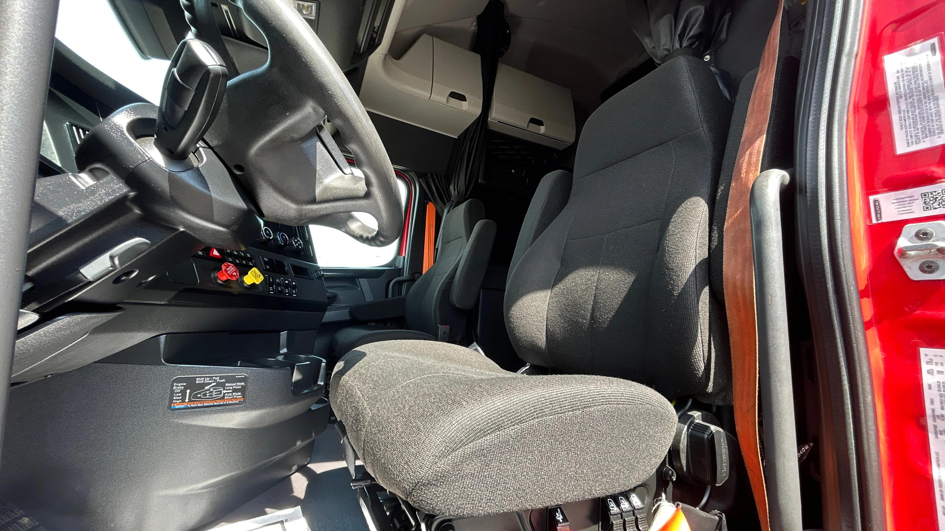 2023 Freightliner Cascadia in Kansas City, MO — photo 27