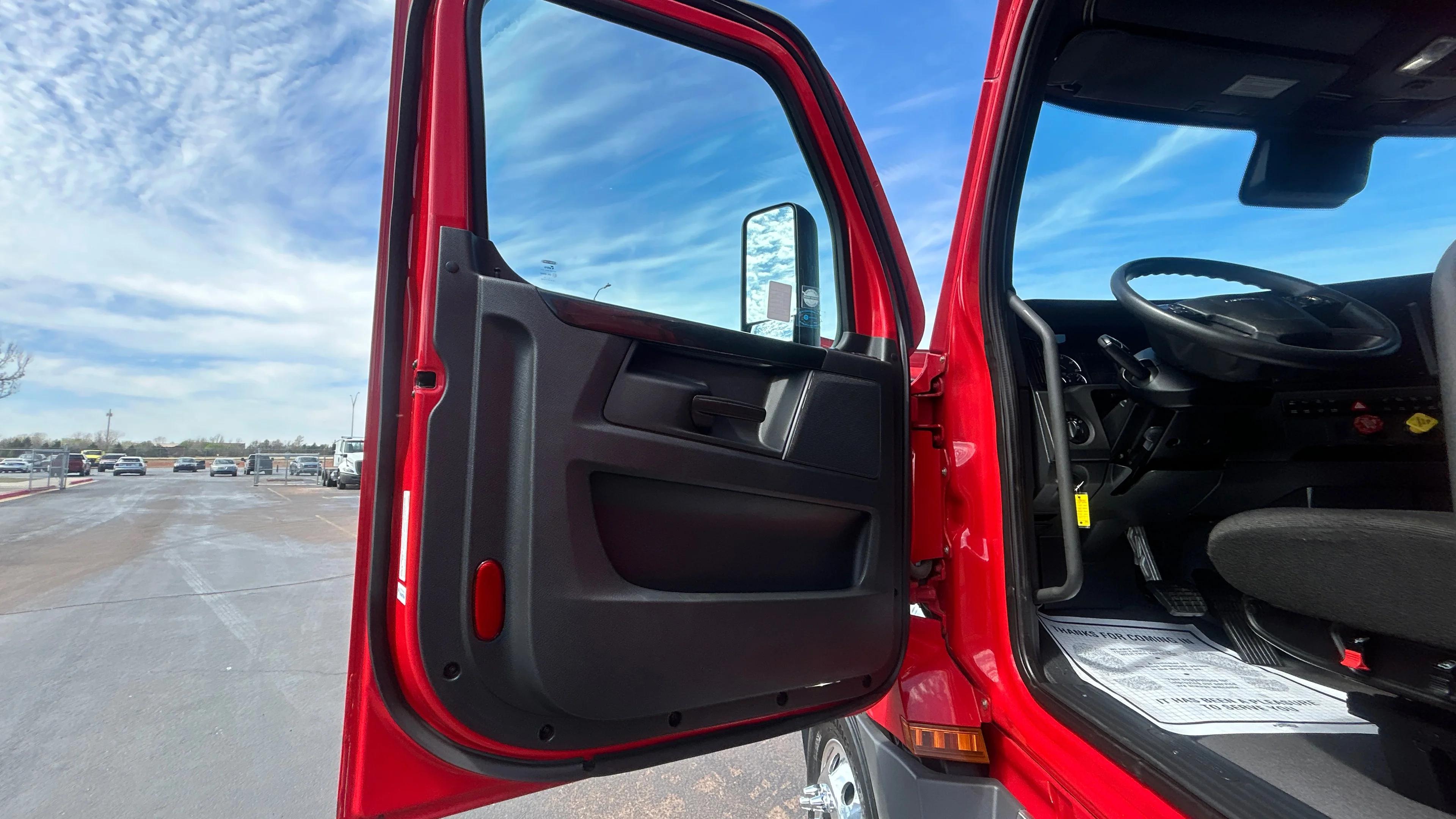2023 Freightliner Cascadia in Kansas City, MO — photo 19
