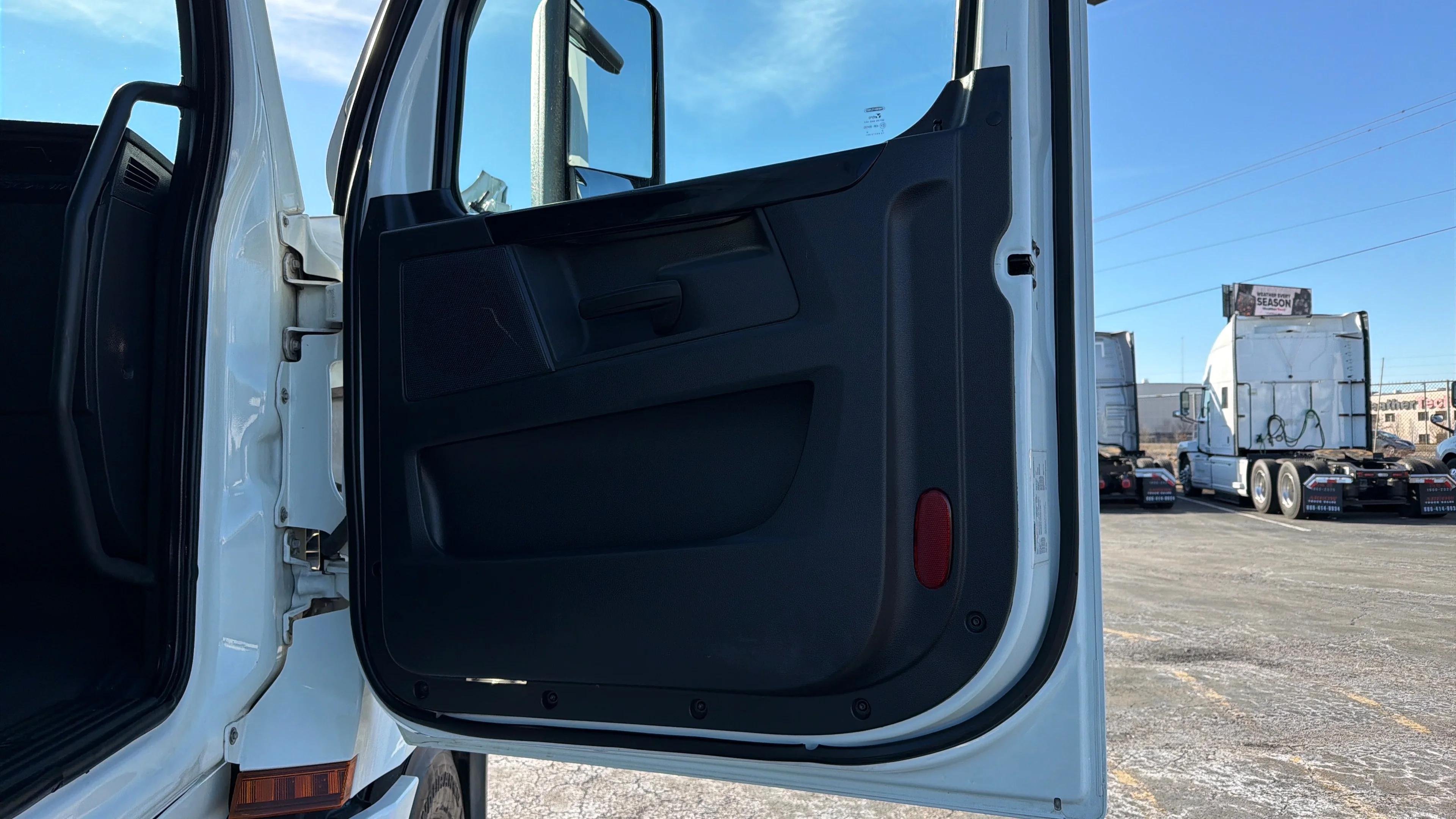 2023 Freightliner Cascadia in Kansas City, MO — photo 46