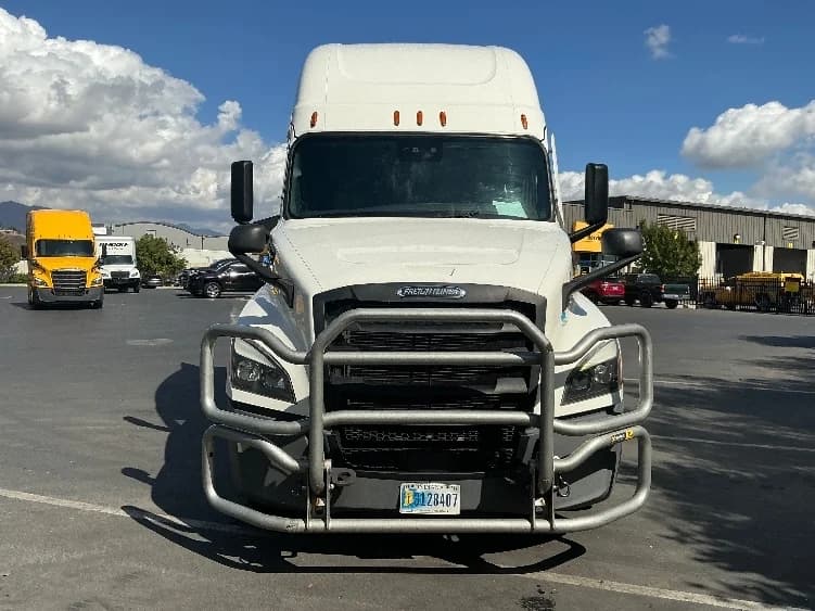 2022 Freightliner Cascadia in Torrance, CA — photo 2