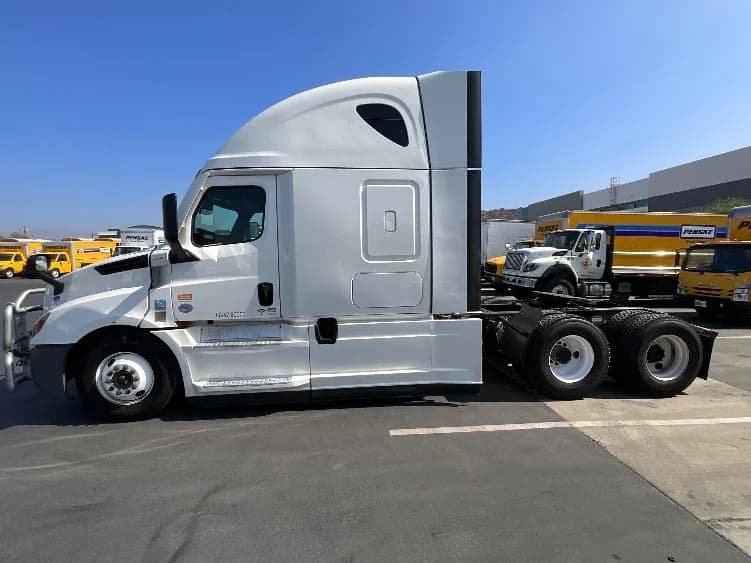 2022 Freightliner Cascadia in Torrance, CA — photo 4